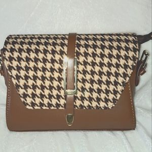 NWOT!! CONVERTIBLE HOUNDSTOOTH CLUTCH